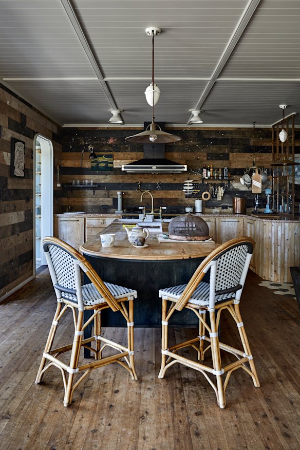 Court picked up the recycled timbers
she used on the kitchen walls from
The Salvage Yard in Castlemaine,
Victoria.