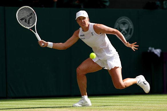 Iga Swiatek plays a forehand against Amanda Anisimova in the final.