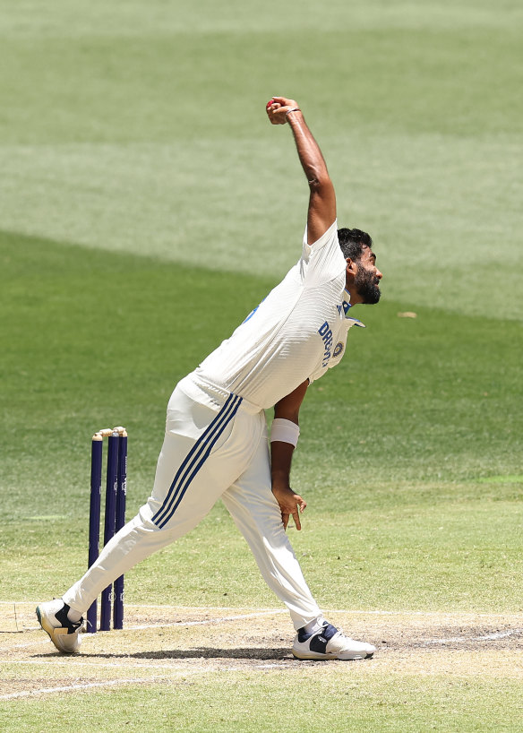 Jasprit Bumrah aterriza con el pie delantero.