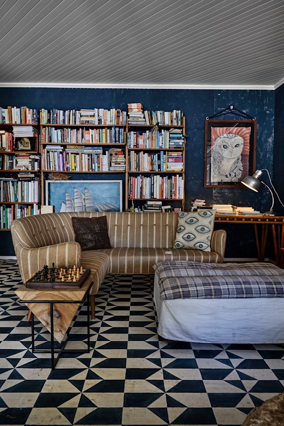 Court lined her library walls with hand-stitched canvas painted a deep
indigo from her paint range to create a contrasting backdrop for art and books.