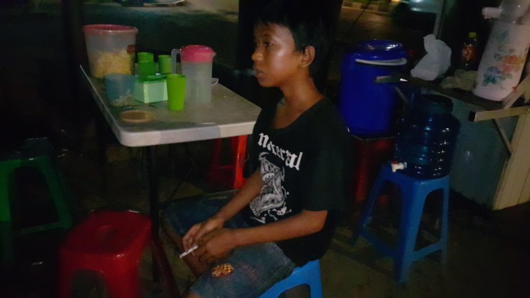 Sandi Saputra, un fumeur de 13 ans de Palembang.