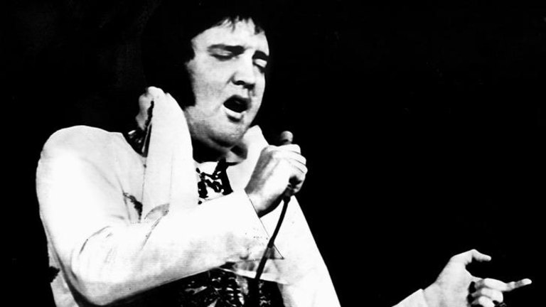 Sur le trône : Les derniers mots du roi du rock'n'roll, photographiés lors de sa dernière performance télévisée en 1977, ont été révélés.'n'roll, pictured in his last television performance in 1977, have been revealed.