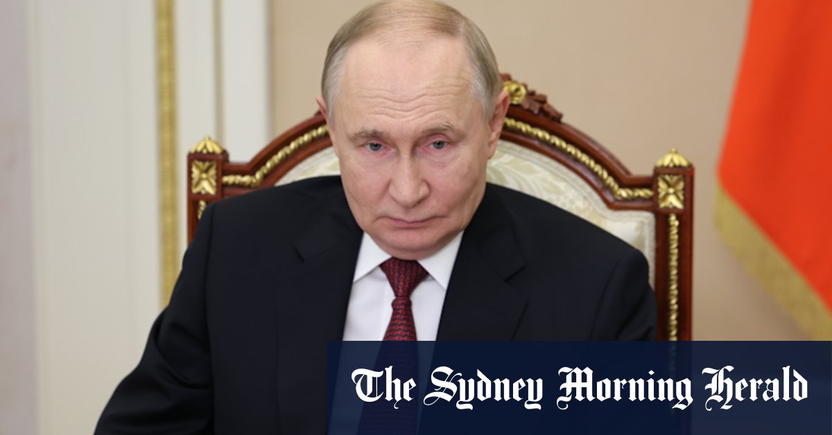 Crowds in St Petersburg sing about overthrowing Putin