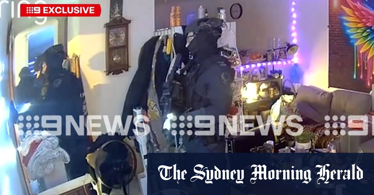 Siege between police and suspect in Adelaide