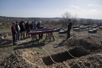 Les dernières heures avant Pessah ont trouvé le grand rabbin de Kiev et d'Ukraine, Moshe Reuven Azman, dans un cimetière.  Avant de pouvoir marquer la fuite du peuple juif de l'esclavage en Égypte il y a des milliers d'années, il enterrait un homme qui n'avait pas échappé à une balle russe.
