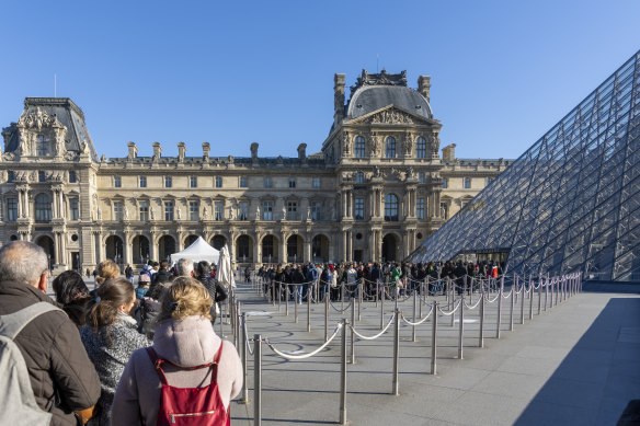 The Louvre and its queues.
