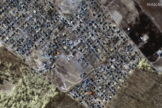 Cette image satellite multispectrale fournie par Maxar Technologies montre des maisons détruites, des cratères d'impact et des incendies dans la ville de Moschun, en Ukraine, le vendredi 11 mars, heure de l'Ukraine. 