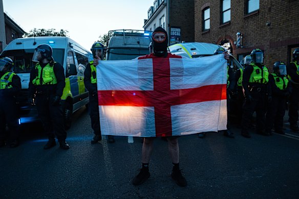 Un hombre que sostiene la bandera británica cuando la protección de epping el domingo.