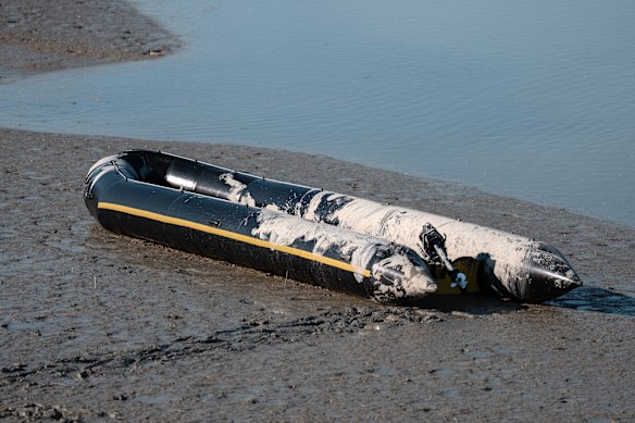 Un bote está destinado a ser utilizado por los migrantes de mentir en el lodo después de la izquierda en un canal debajo del motor en las gravas este mes.