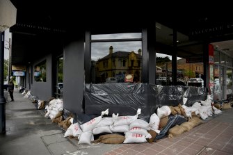 Les magasins du centre-ville de Picton ont des sacs de sable car de nouvelles tempêtes pourraient voir la zone inondée.
