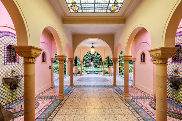 Its most recent seller is the family of trucking billionaire Lindsay Fox, after Lindsay paid $20 million for it in 2005.