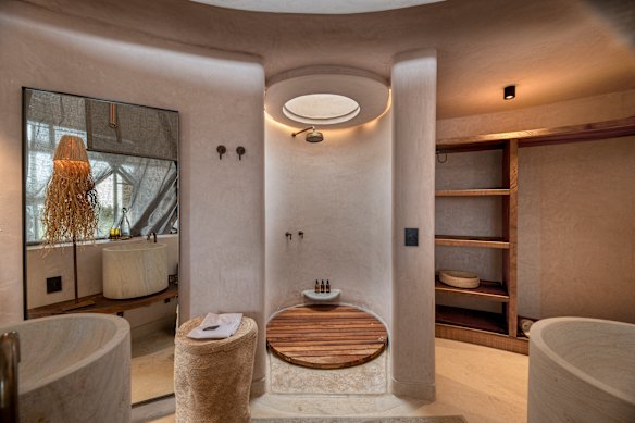 Soothing curves in the suite’s bathroom.