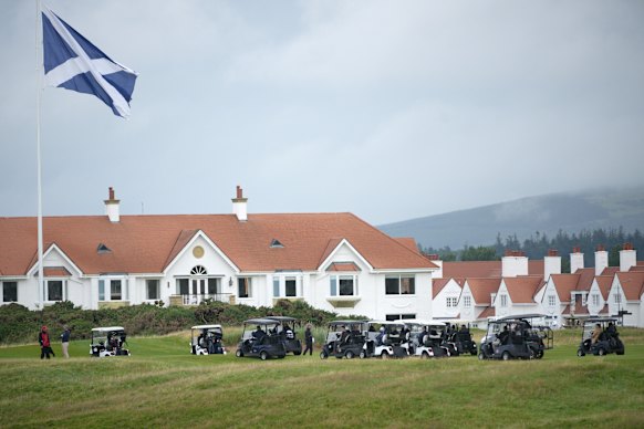 O incentivo de Trump enquanto provoca o campo de golfe.