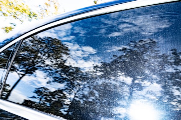Écrans réfléchissants dans le noir Mercedes-Benz qui a amené le mehajer du complexe pénitentiaire.