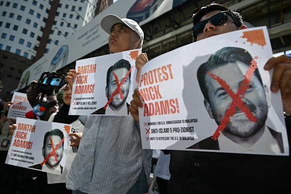Protices que mostraron la relevancia durante la demostración contra los Estados Unidos, el nominado de Ulkoy, Nick Adams, fuera de la embajada de los Estados Unidos en Kuala Lumpur.