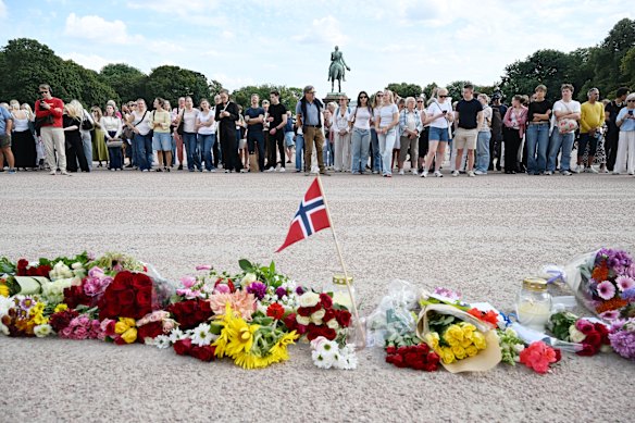 People gather at The Palace Square to pay their respects to King Harald V, who is in hospital. 