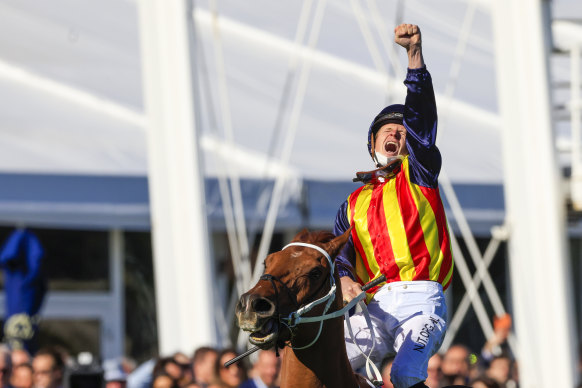 James McDonald celebrates victory on Nature Strip in The Everest in 2021.