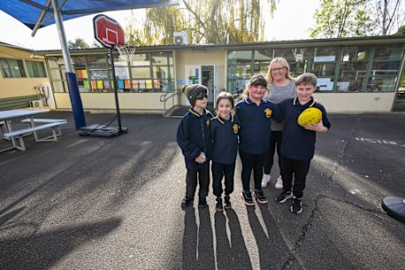 Hoddles Creek Primary School principal Leanne Timoney and her students.