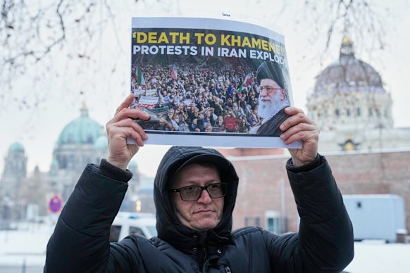 A protester in Germany supporting the Iran protests, showing a sign saying “death to Khamenei”.