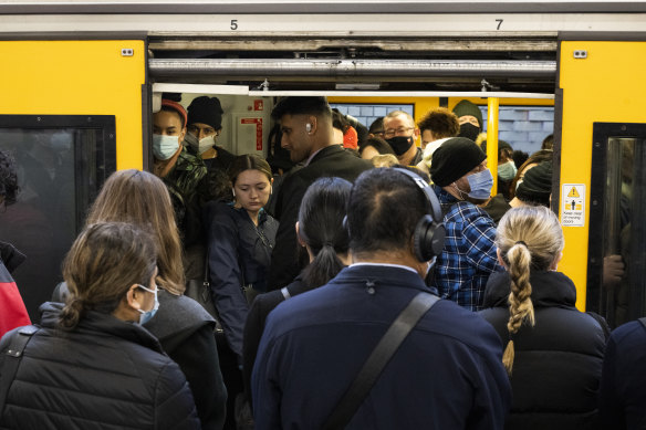 Les navetteurs sont confrontés à davantage de perturbations dans les services ferroviaires mercredi.