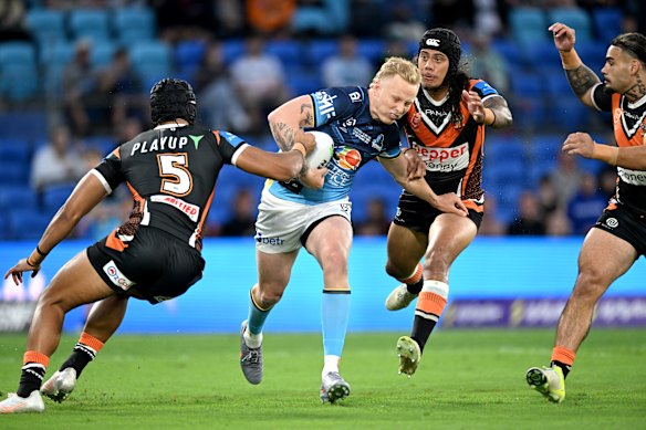 Carter Gordon playing for the Titans against the Tigers.