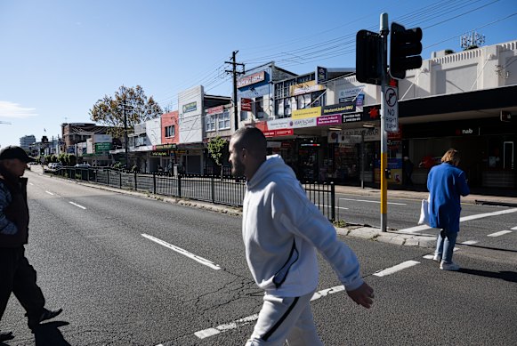 空の店の列は、王子の高速道路の金属フェンスで分割されています。