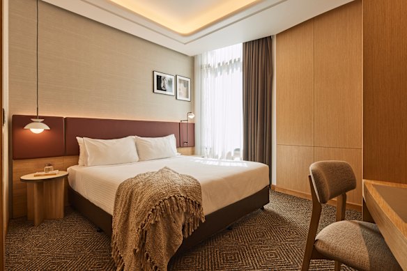 Despite narrow windows, there’s plenty of light in the room.