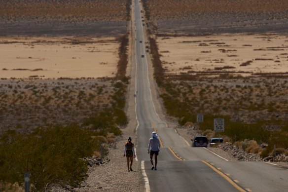 Este, a la derecha, compite y se pica en la asistencia de las mujeres Sarstérdard durante el agua severa 135 Ultramhon el 8 de julio.