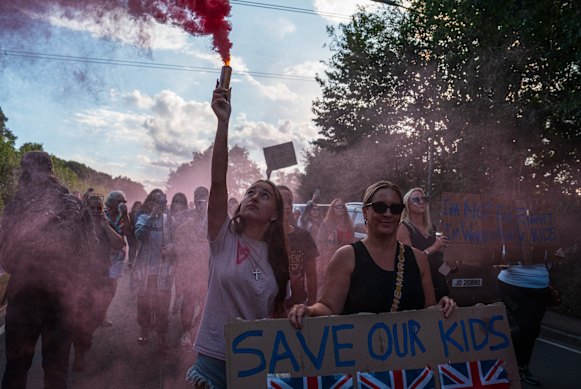 Centenas são protestadas ao usar metal para retornar às residências de dúvidas sexuais na cidade. 