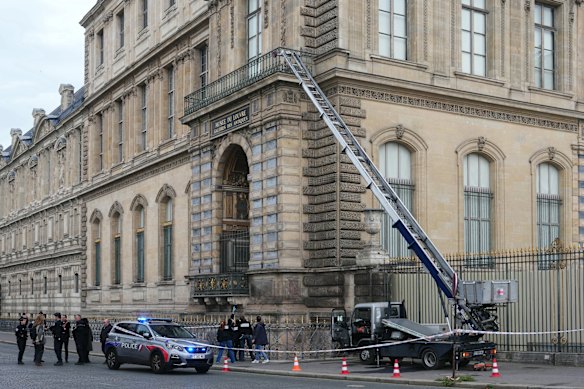Masked men entered the Apollo Gallery after using a van-mounted extendable ladder.
