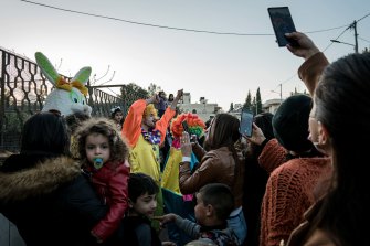Les chrétiens palestiniens célèbrent Pâques avec un clown et un lapin à Bethléem, en Cisjordanie.
