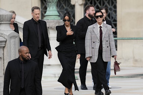 Kim Kardashian, accompanied by her mother Kris Jenner, leaves the justice palace after testifying.
