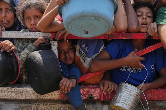 O palestino ainda está tendo dificuldade em encontrar comida na cozinha nacional, Gaza City, sábado, 26º sábado.