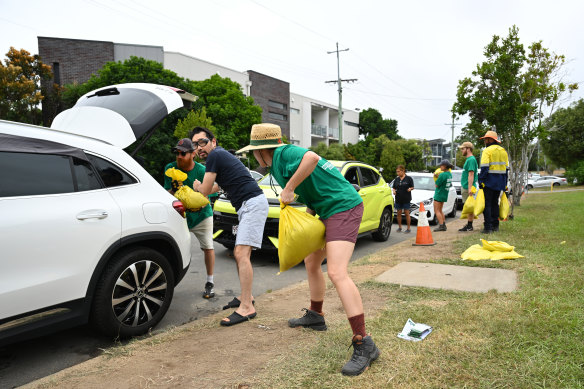Volunteers load sandbags at Morningside on Wednesday as Cyclone Alfred approaches.