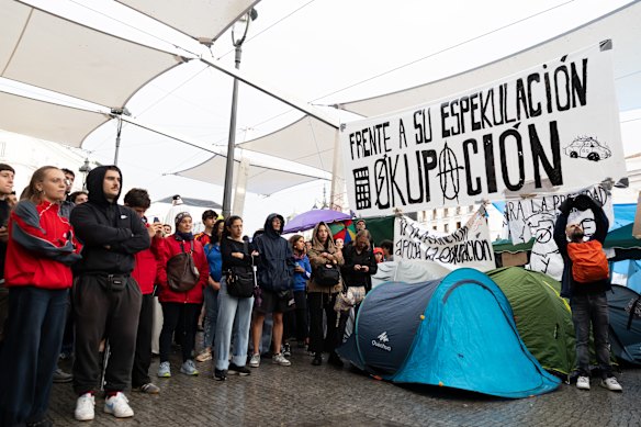 At the weekend, hundreds of activists capitalised on the anger over the pensioner’s eviction and set up a protest camp in Puerta del Sol to demand “no more Maricarmens”.