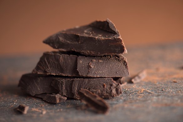 Foods like dark chocolate and berries are additional sources of antioxidants. 