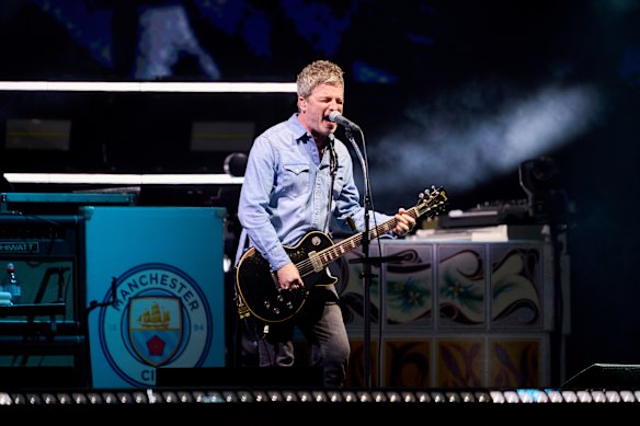  Noel Gallagher reunites with his brother Liam on stage for the first time in 16 years.