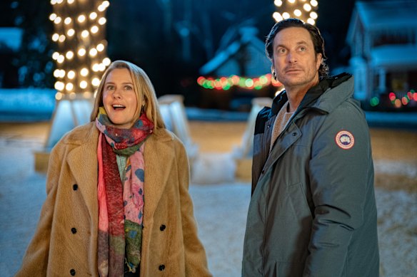 Alicia Silverstone as Kate and Oliver Hudson as Everett in Netflix’s A Merry Little Ex-Mas.