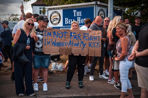 Uma mulher segurando um buraco durante o protesto fora do desastre do sino quando ele chegou, Inglaterra. 