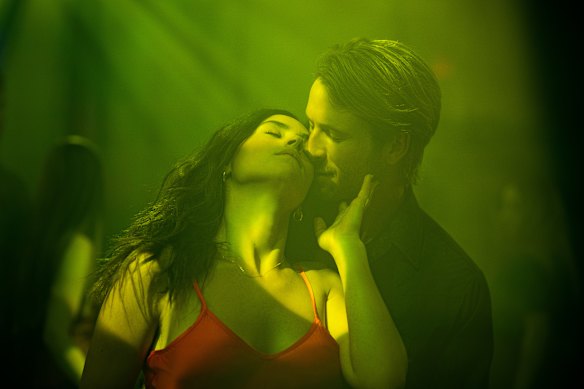 Adria Arjona as Madison and Glen Powell as Gary Johnson in Hit Man.