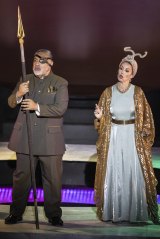 Wotan (Eddie Muliaumaseali'i) et Fricka (Sarah Sweeting).