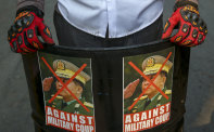 Un manifestant affiche une image dégradée du dirigeant militaire, le général Min Aung Hlaing.
