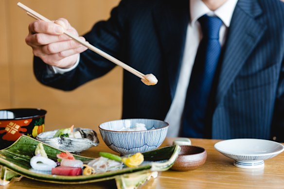 箸で食べる芸術…ルールは理にかなっていますが、最初は圧倒的に見えるかもしれません。