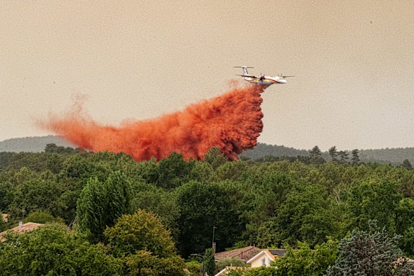 A water bomber fighting wildfires in Lège-Cap-Ferret in western France on Thursday.