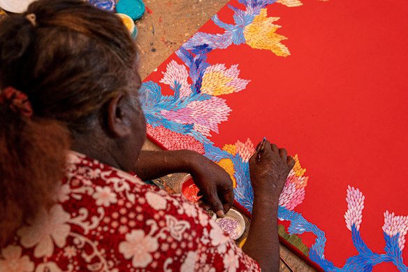 Ikuntji artist from the West MacDonnell Ranges at work.
