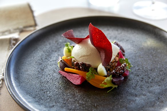 Goat’s cheese, beetroots, walnuts and Granny Smith.