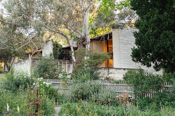 Heide II feels like a sculpture placed within the landscape of its Yarra River setting.