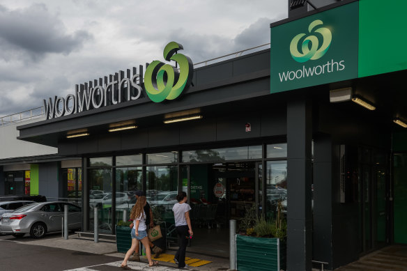 Woolworths’ quarterly figures person  fallen down  those of Coles again.