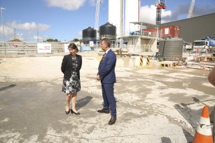 La première ministre de la Nouvelle-Galles du Sud, Gladys Berejiklian, et le ministre des Transports, Andrew Constance, inspectent le site de l'échangeur de Rozelle jeudi.