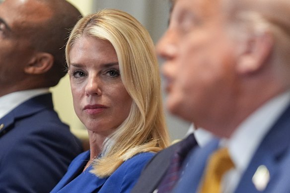 El presidente de Donald Trump ha ayudado a ayudar con los residentes públicos de Bati Pam.